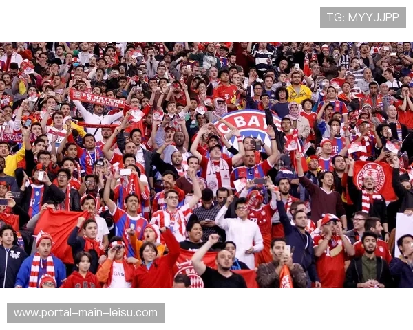 拜仁球迷展示感谢横幅，致敬俱乐部传奇人物