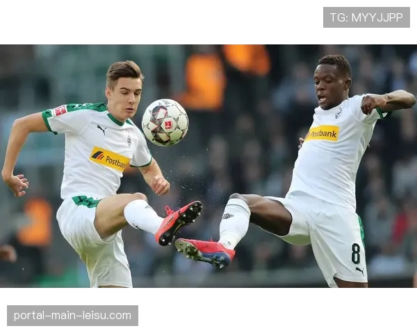 特写：门兴格拉德巴赫门将诺伊豪斯开门球直接策动反击得分瞬间